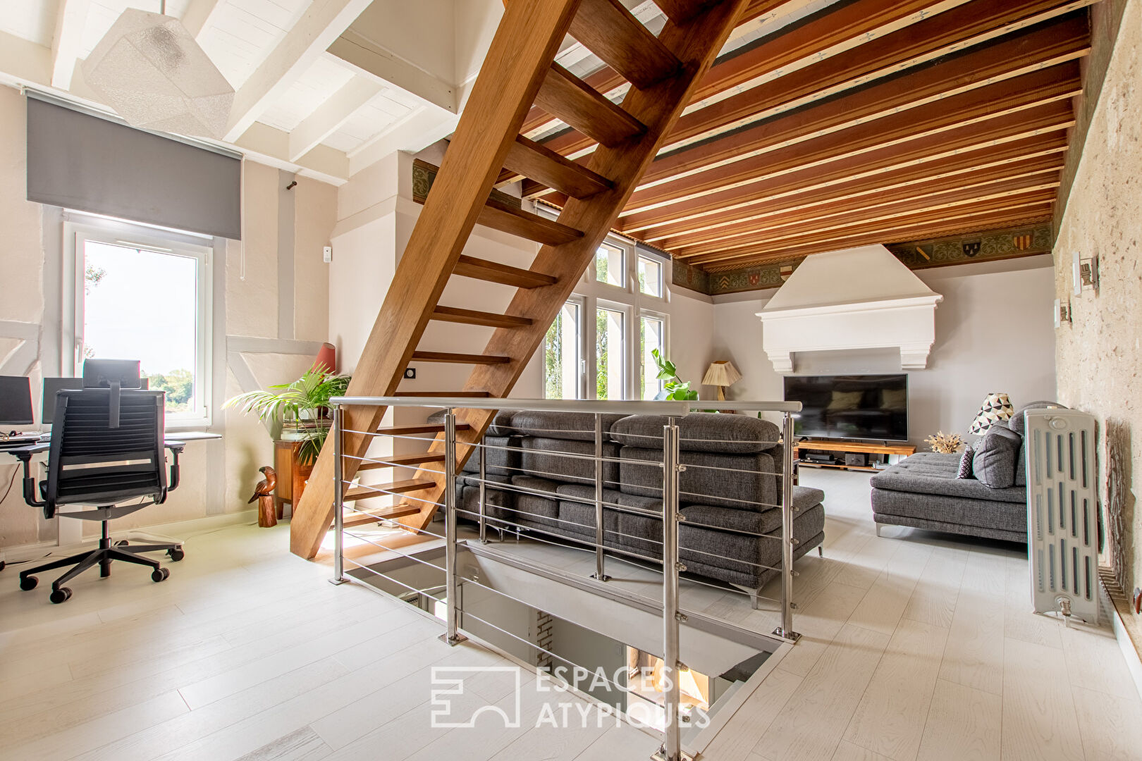 Bâtisse du XIXème et son extension contemporaine avec vue Loire