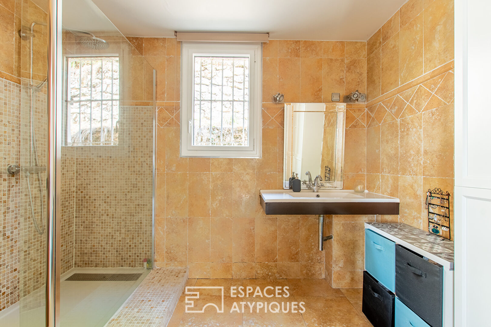 Bâtisse du XIXème et son extension contemporaine avec vue Loire