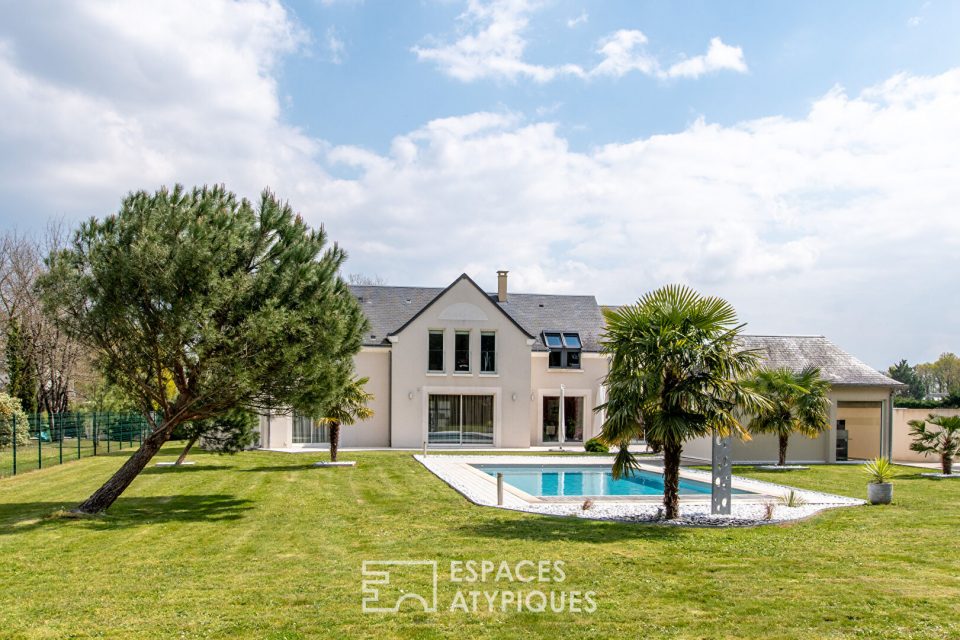 Villa tourangelle contemporaine avec piscine et pool house