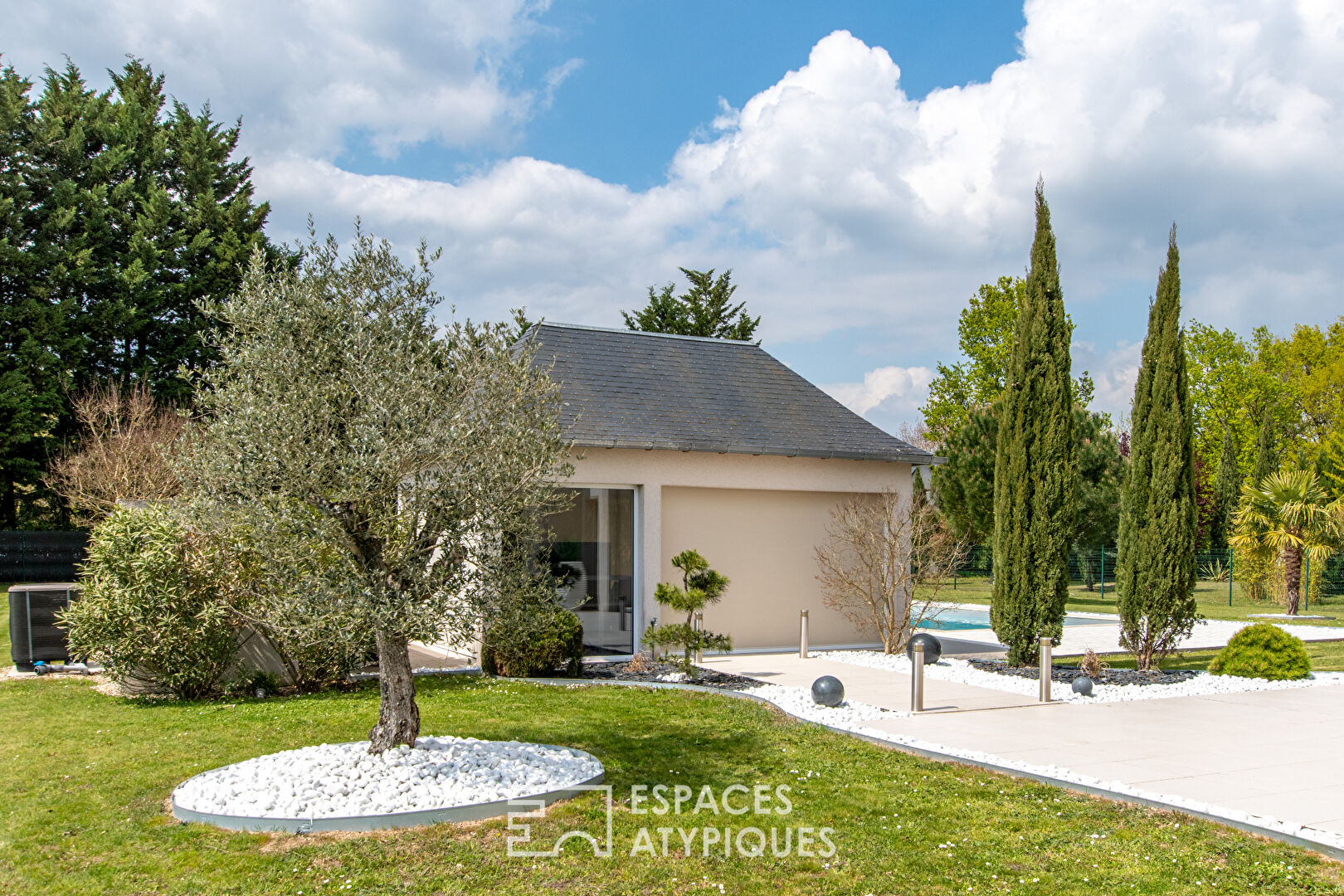 Villa tourangelle contemporaine avec piscine et pool house