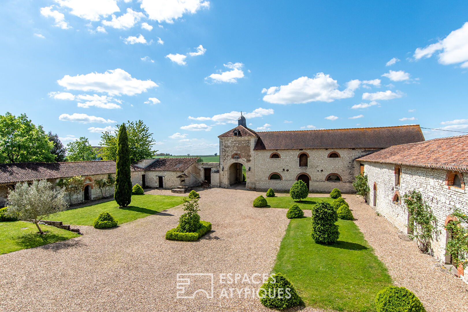 Grand Manoir et ses dépendances