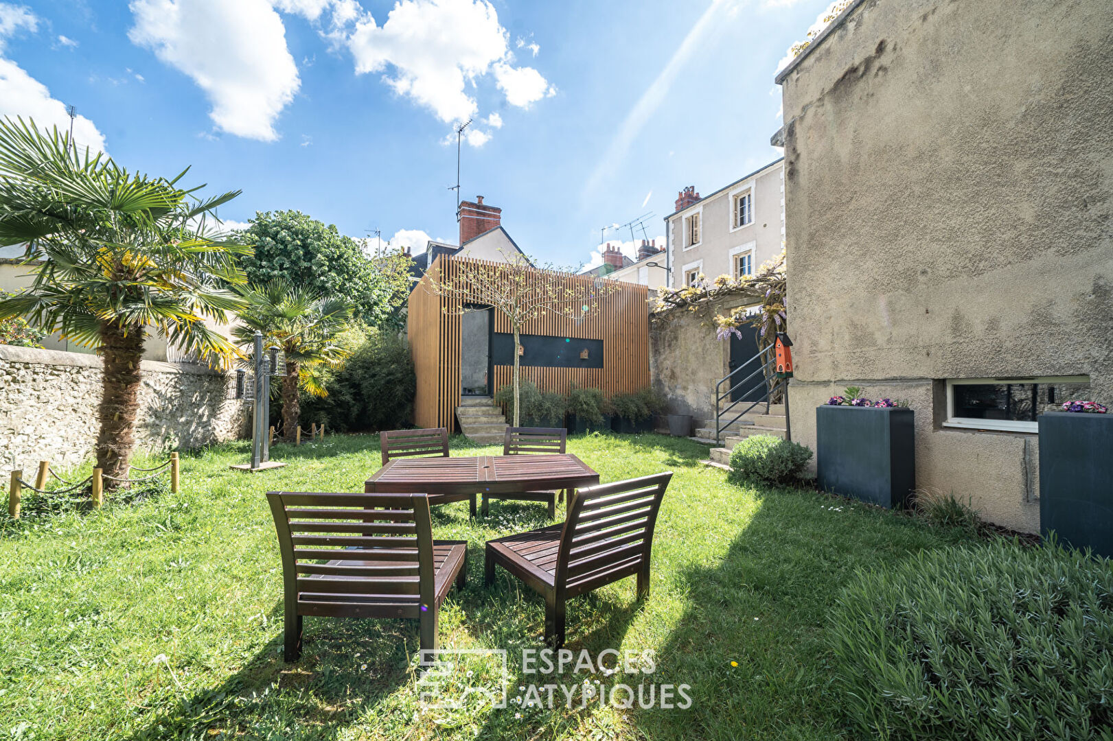 Family home in Les Prébendes with garage and garden