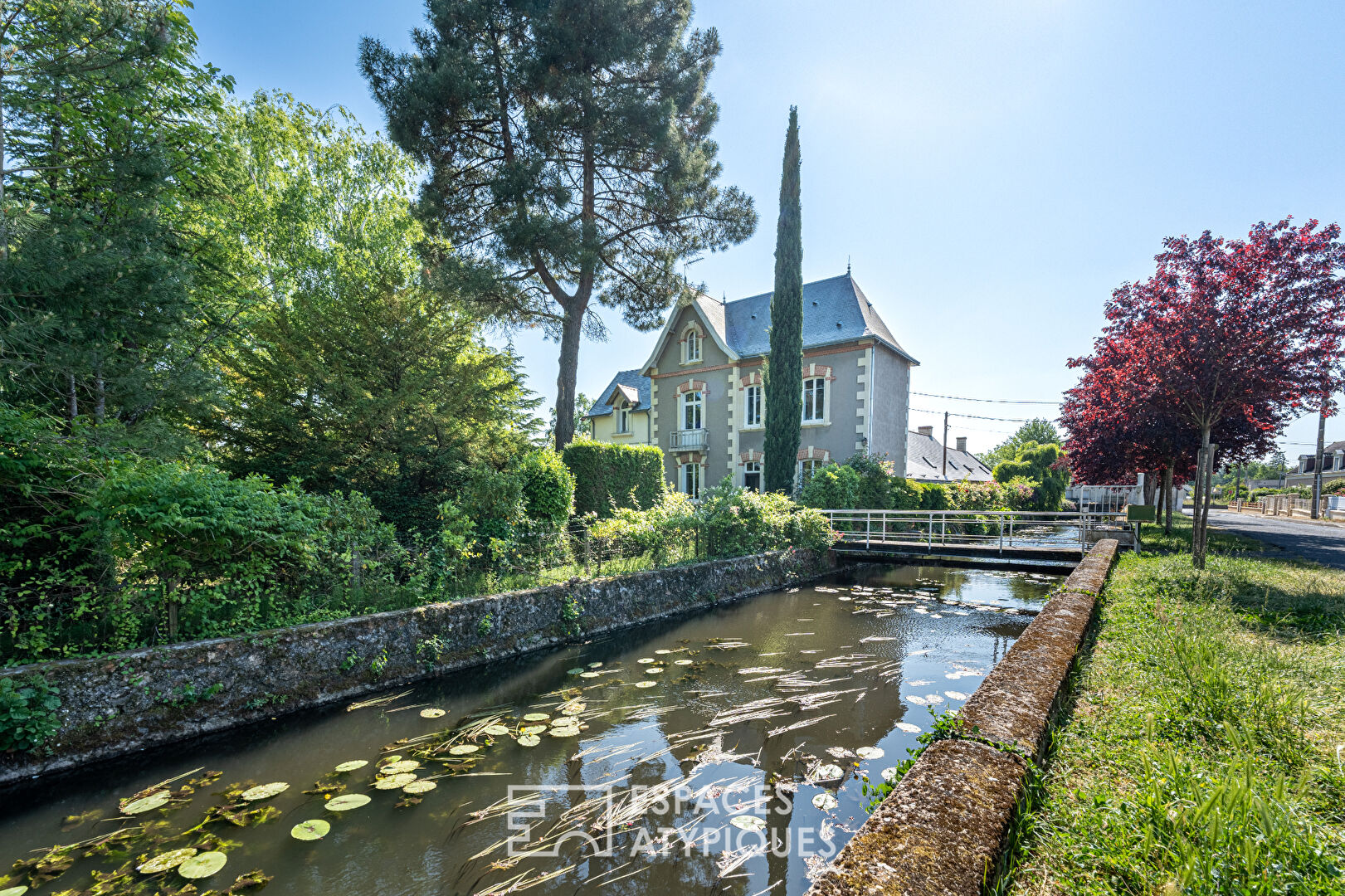 Art-deco property in the heart of Bourgueil