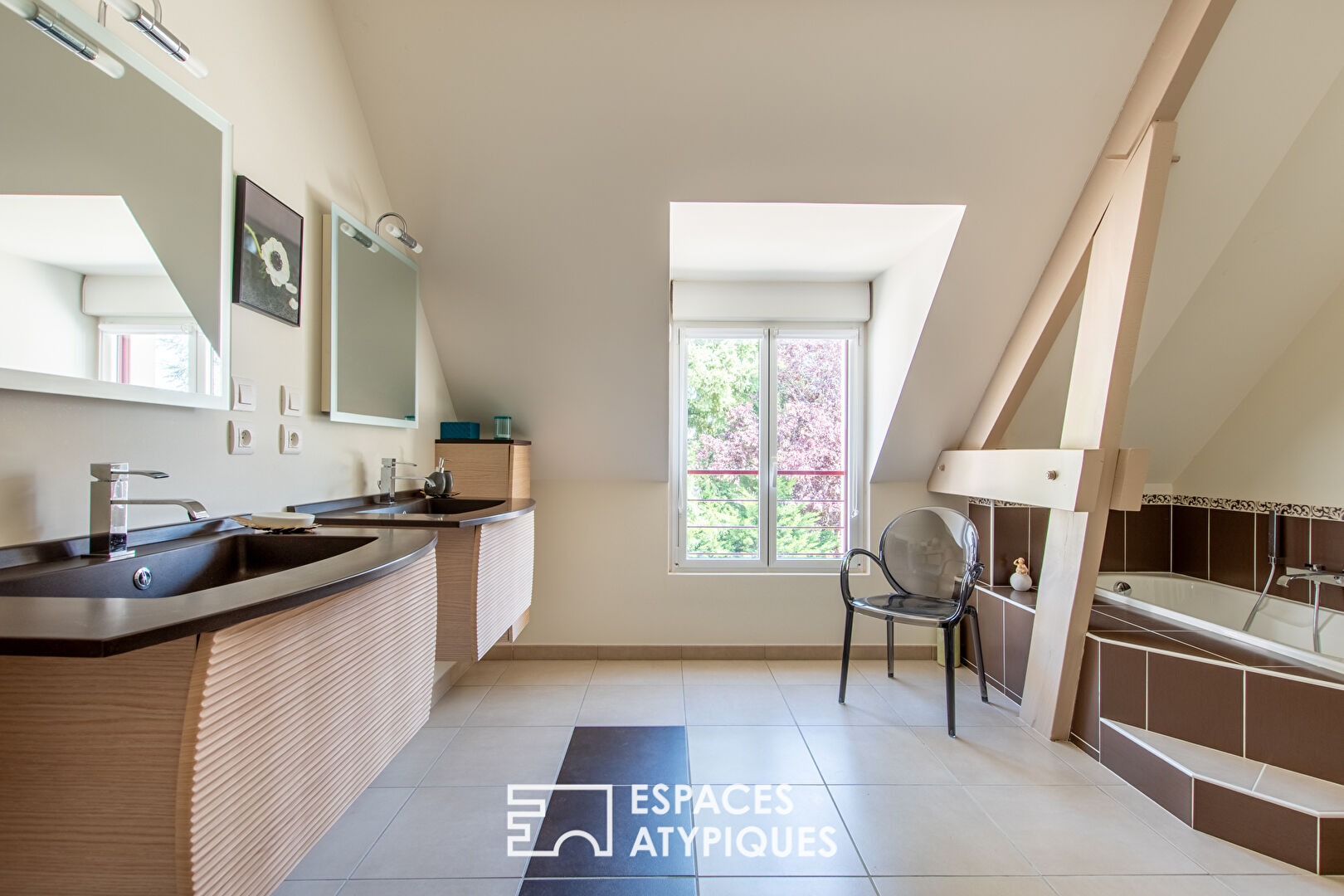 Elégante villa avec piscine dans son parc