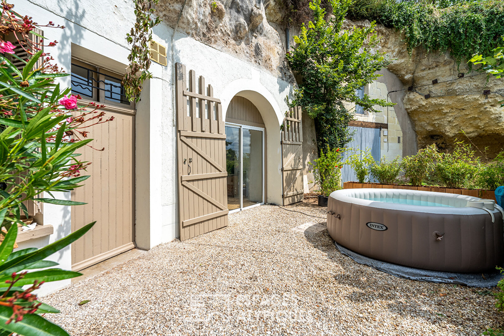 Troglodyte house in soothing surroundings