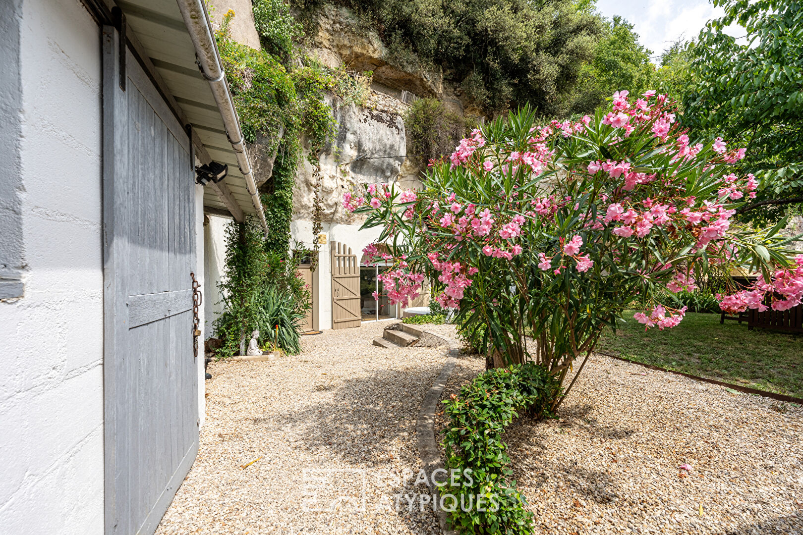 Troglodyte house in soothing surroundings