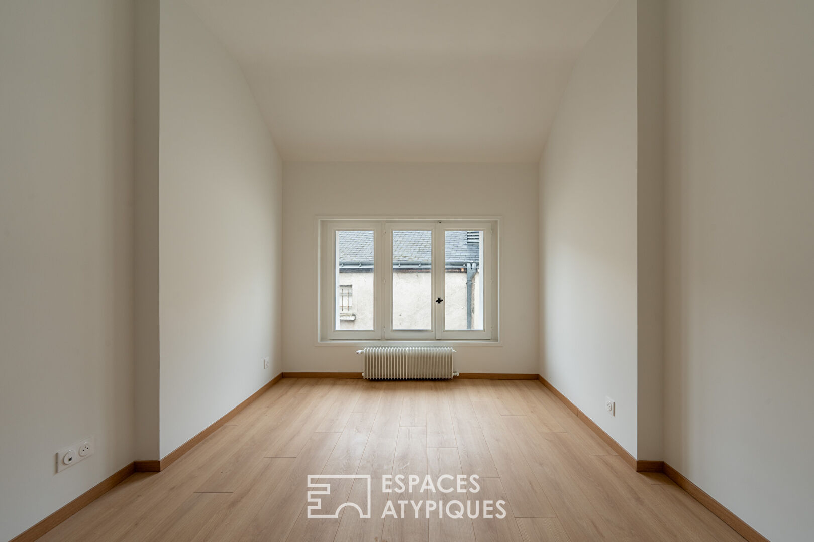 Renovated duplex with terrace in the heart of town