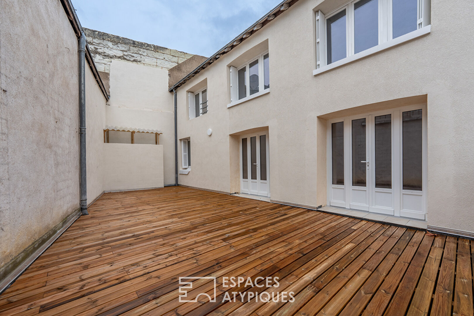 Duplex rénové avec terrasse en coeur de ville