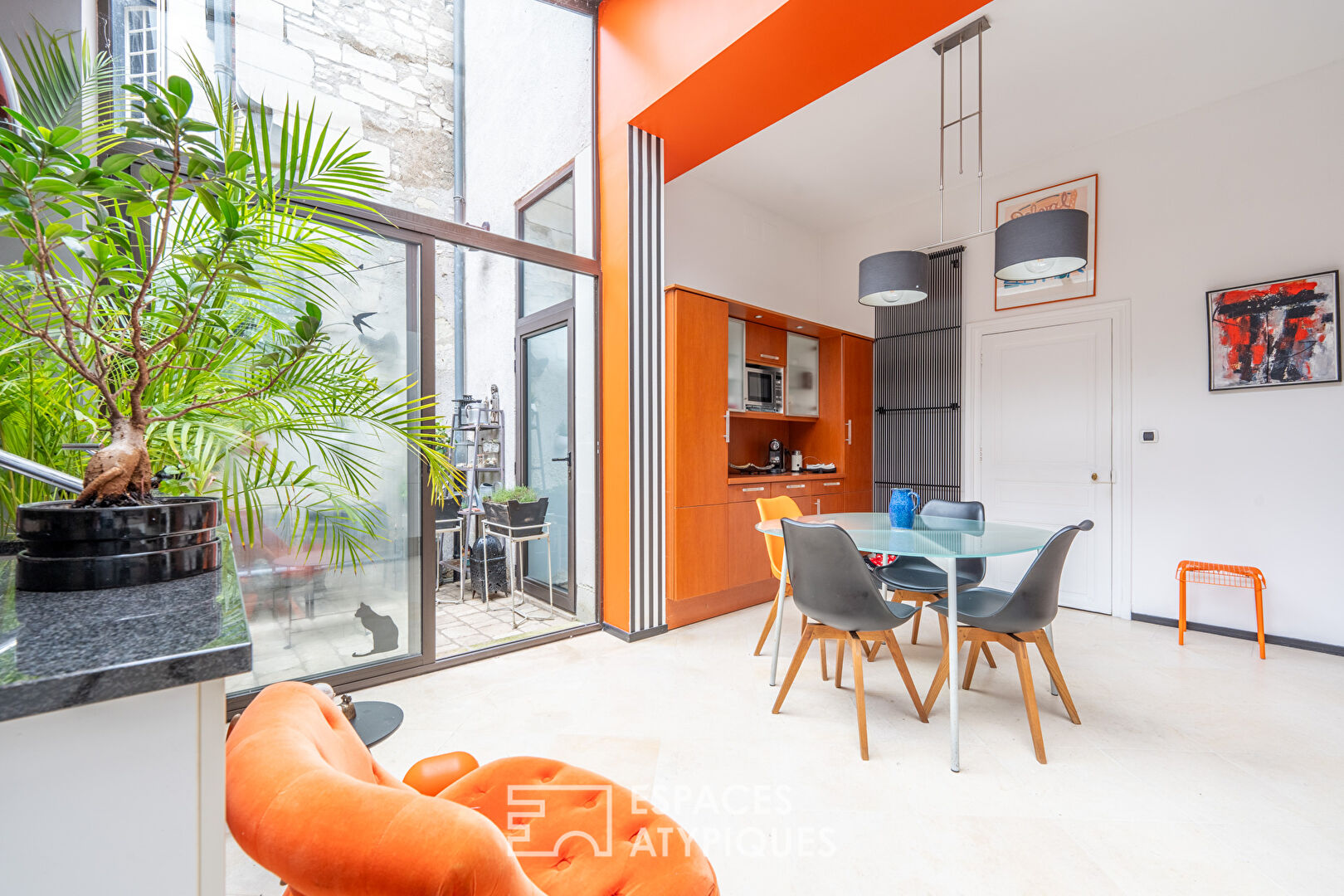 Exceptional character property in the heart of Les Halles