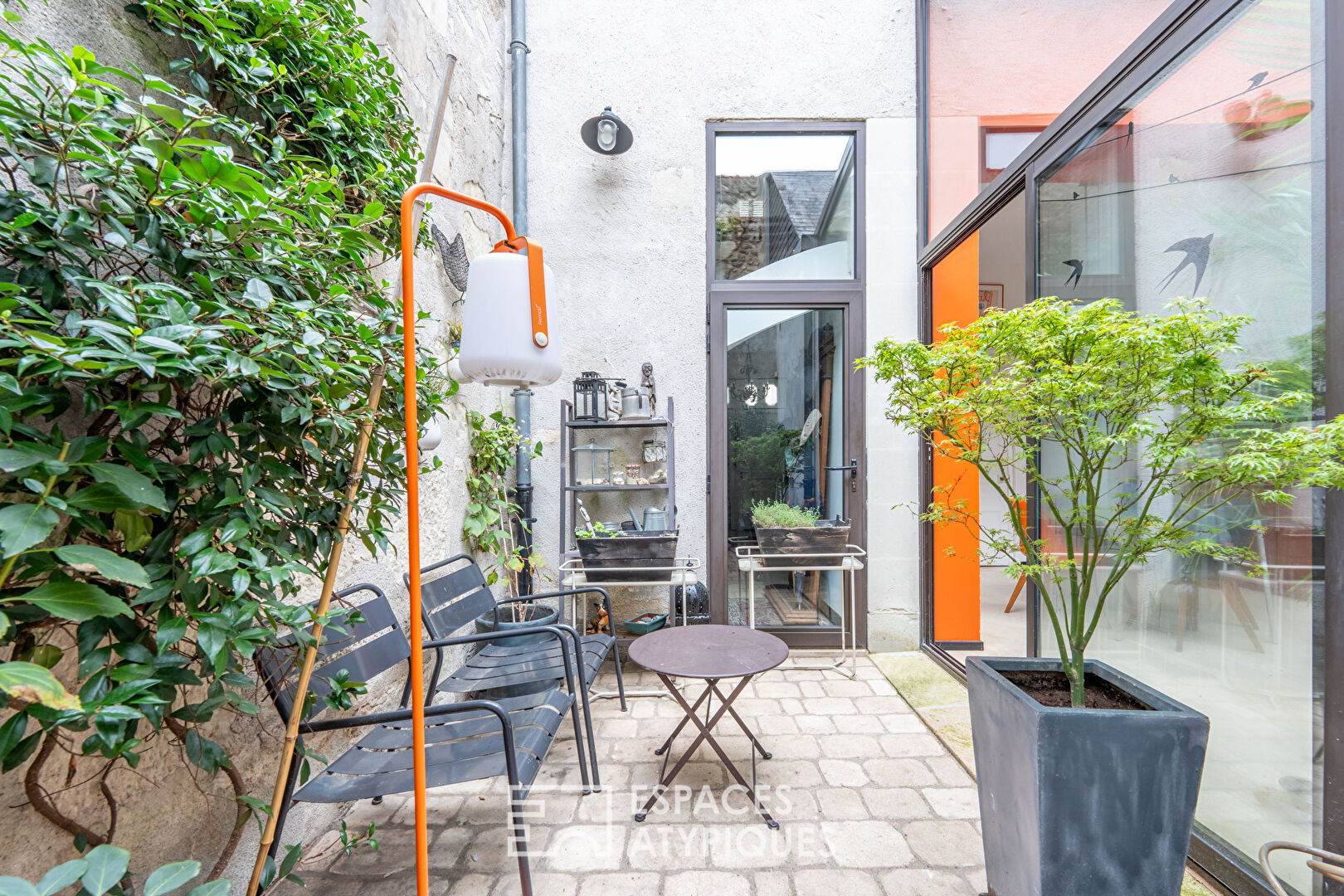 Exceptional character property in the heart of Les Halles