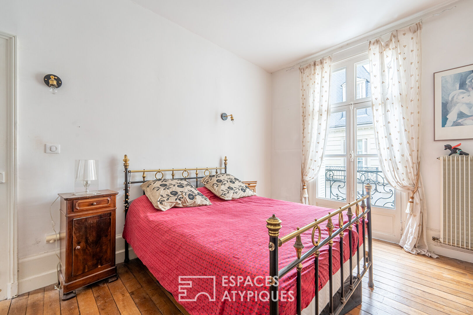 Exceptional character property in the heart of Les Halles