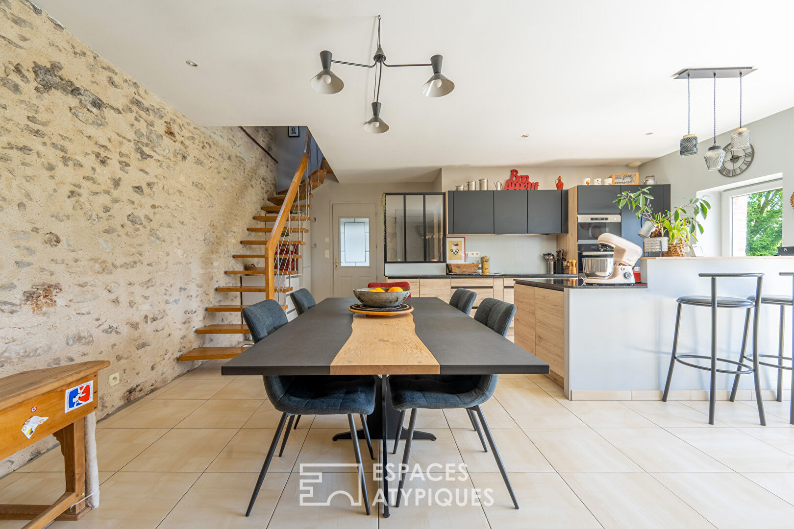 Lumineuse maison familiale avec piscine