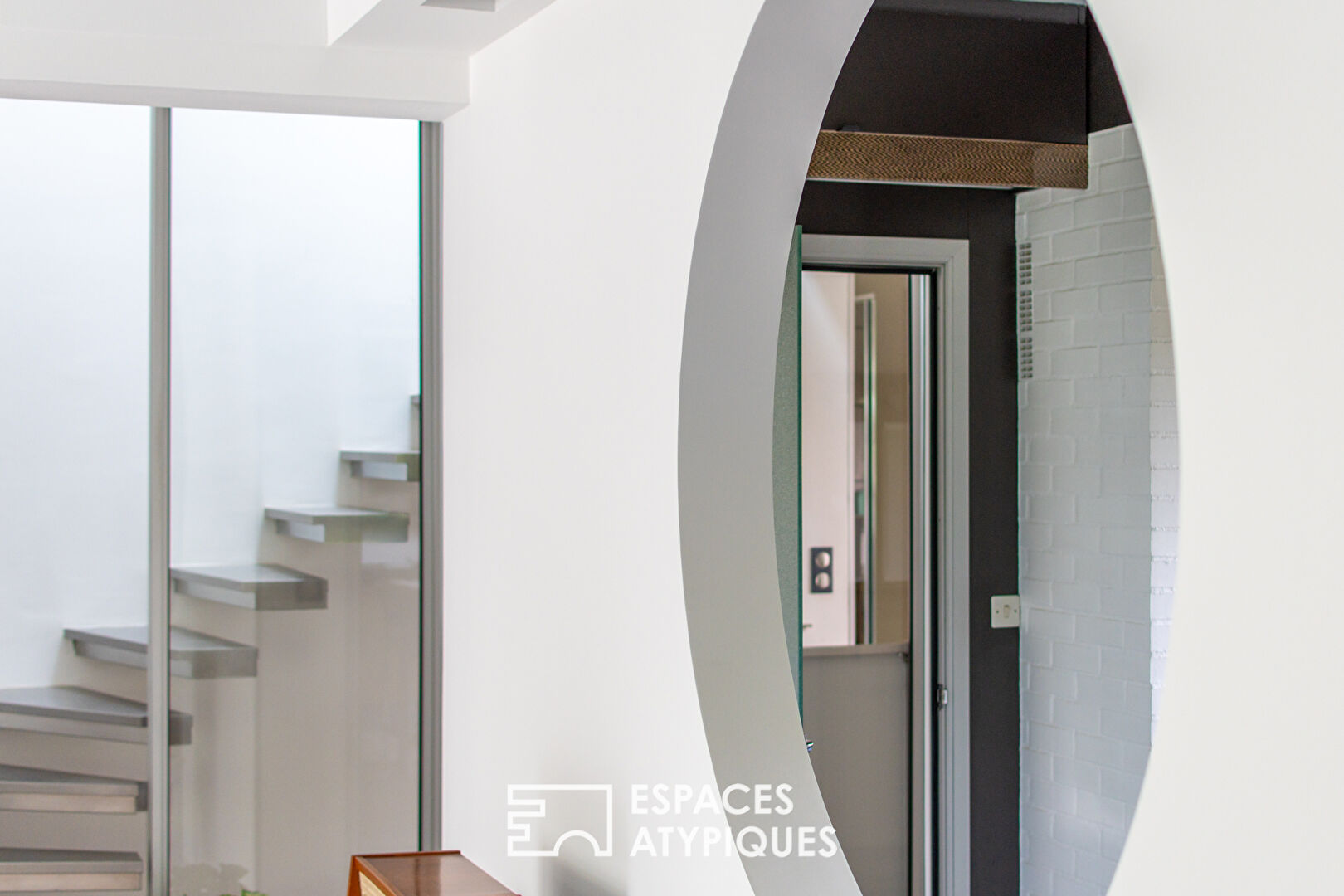 Elégante contemporaine avec piscine intérieur