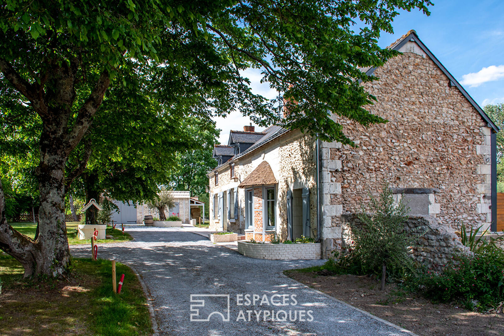 Real estate complex with Bed and Breakfast and Cottage at the gates of Montbazon