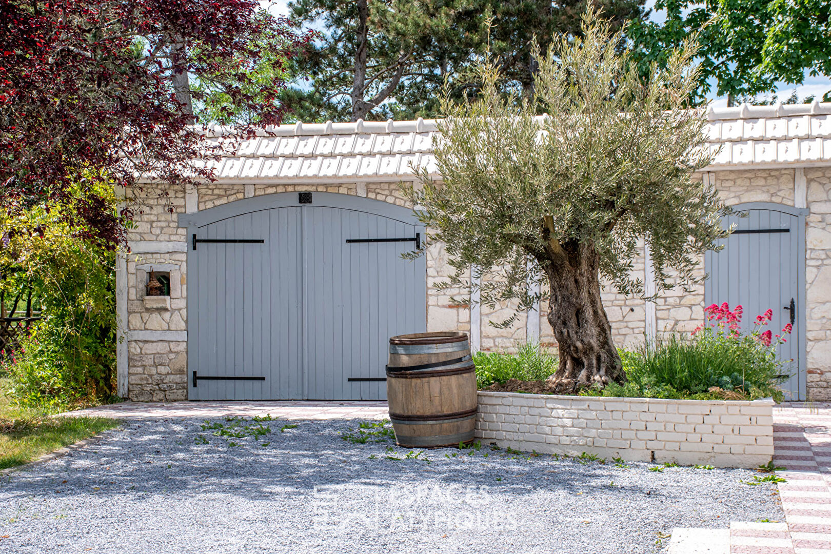 Real estate complex with Bed and Breakfast and Cottage at the gates of Montbazon