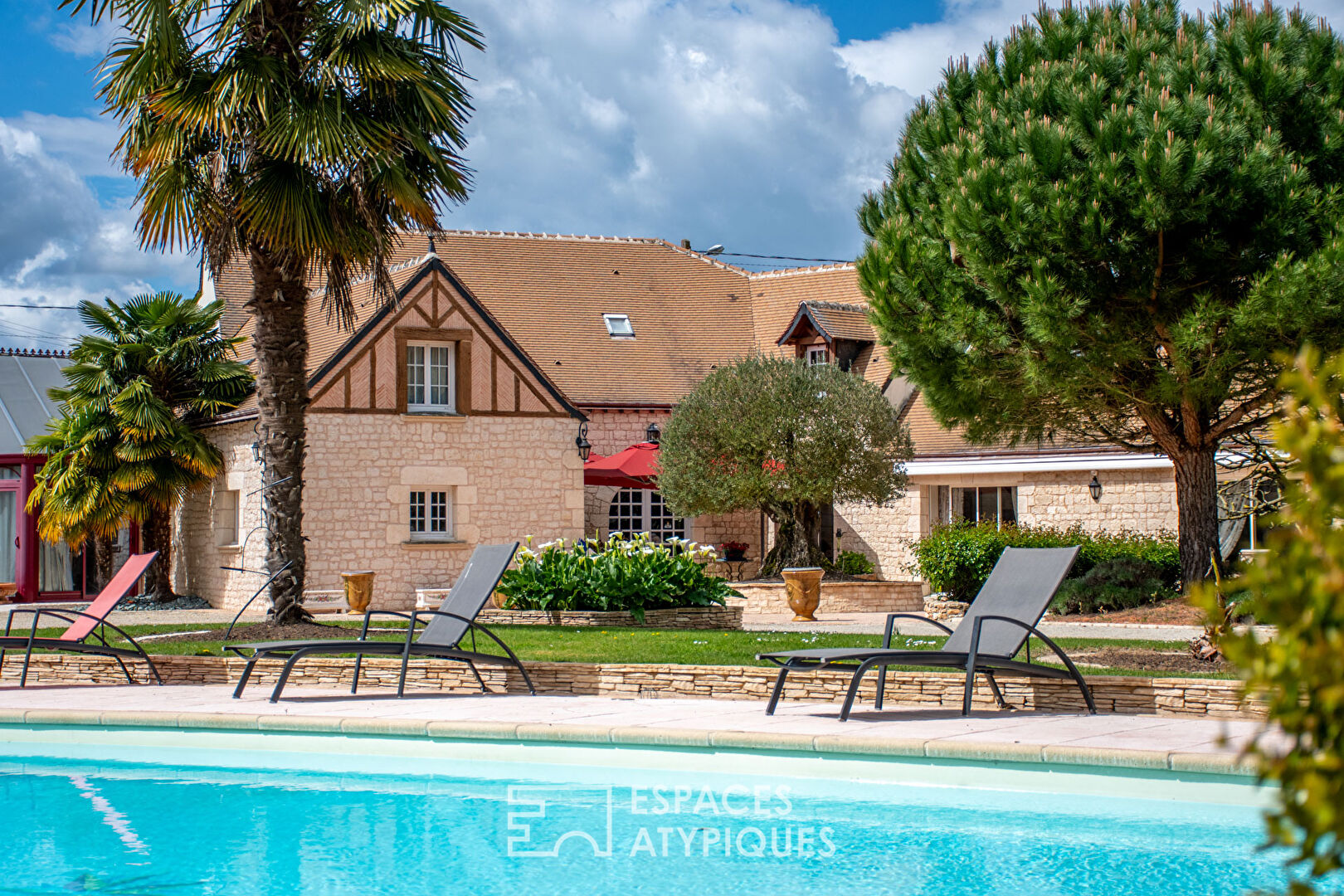 Propriété en lisière de forêt avec piscine, tennis et dépendances