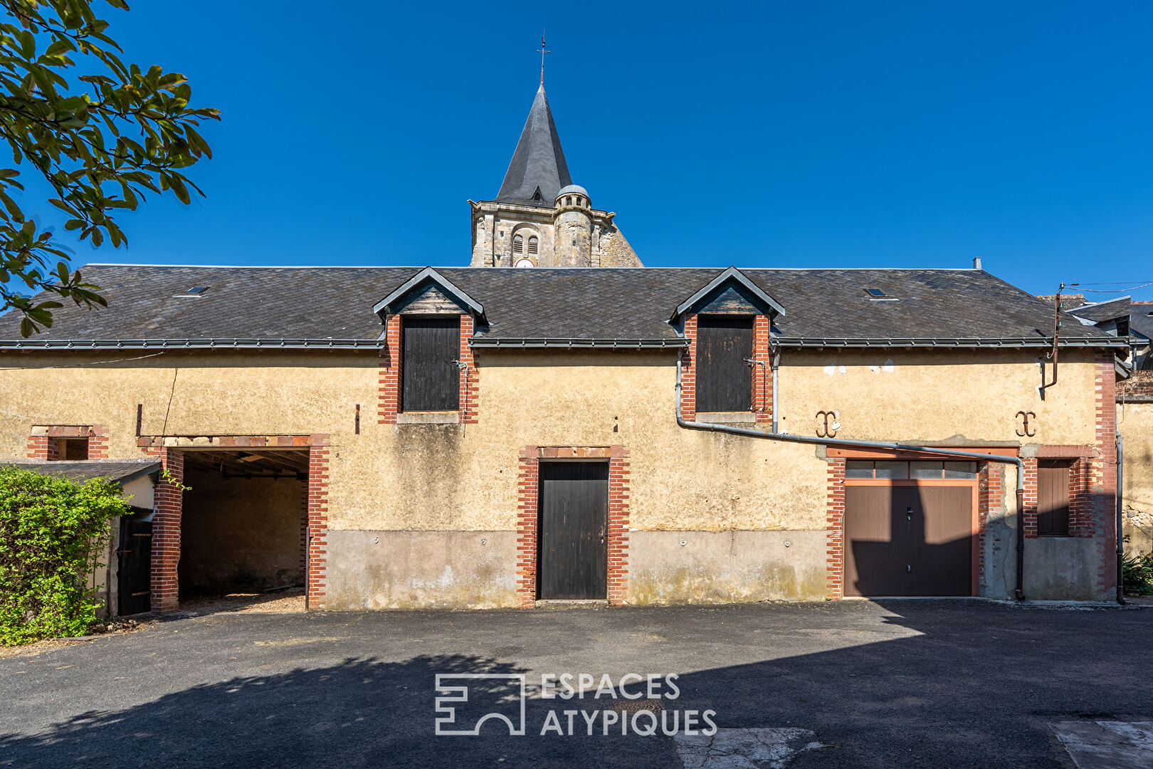 Ancien hôtel à réinventer avec jardin et dépendances