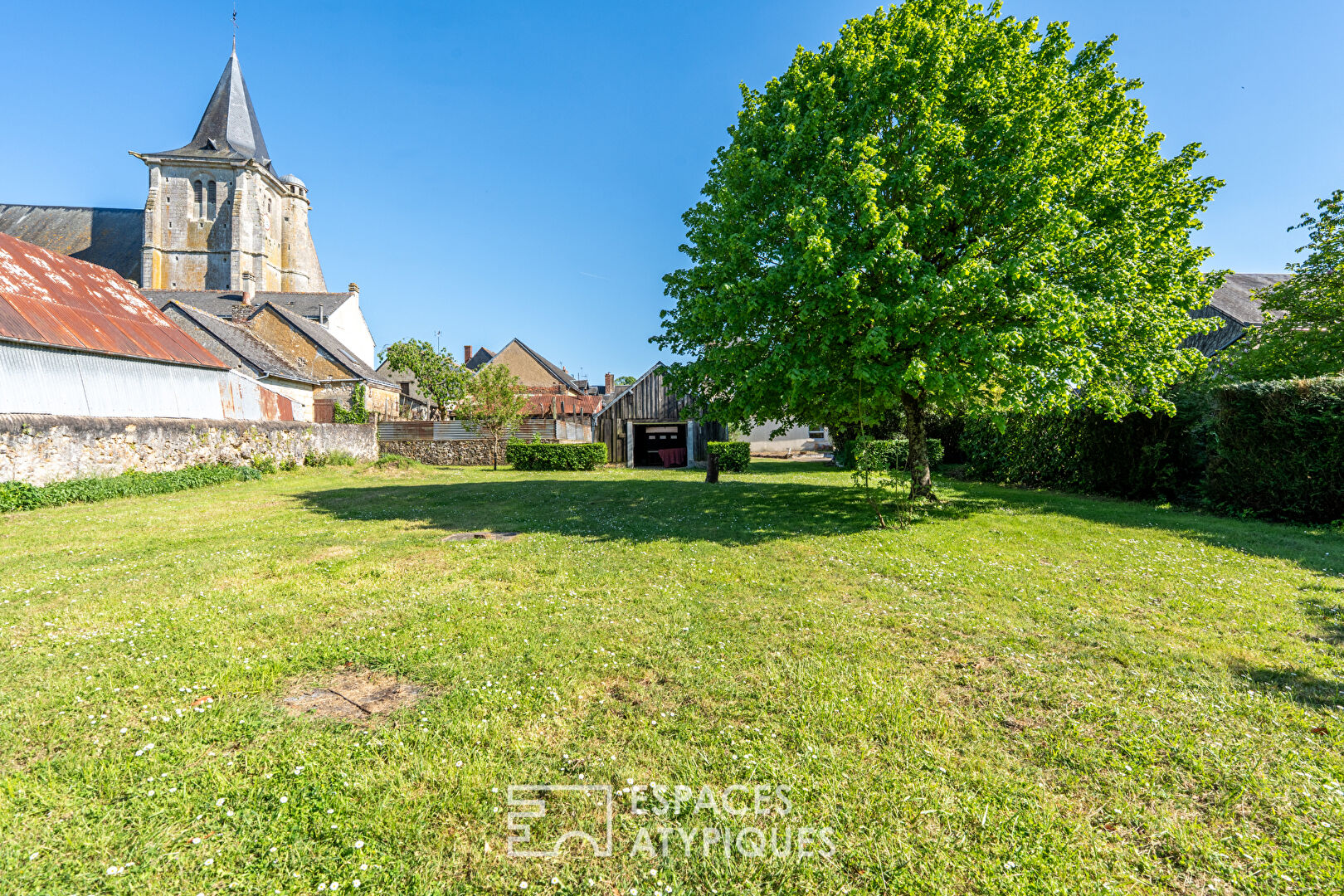 Ancien hôtel à réinventer avec jardin et dépendances