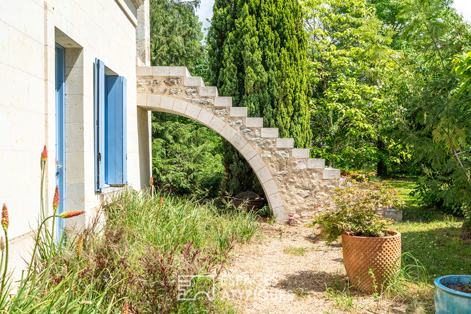 Longère de charme et jardin arboré