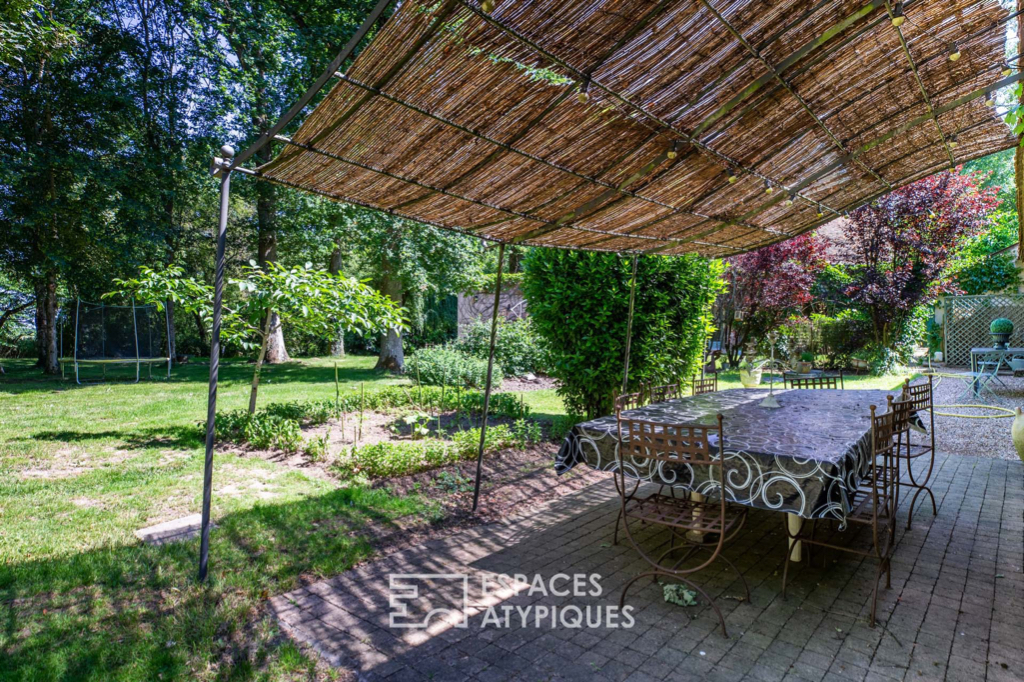 Propriété de charme dans un parc verdoyant avec piscine et dépendance