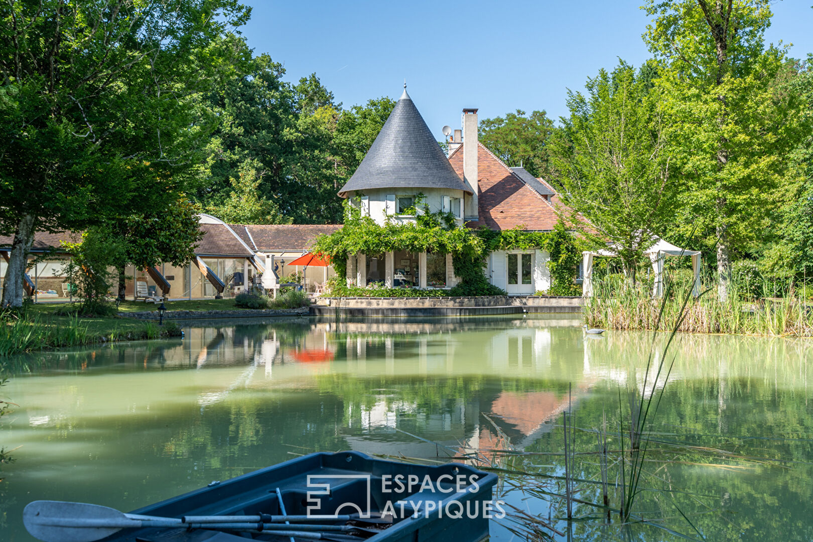 Propriété féérique entre bois et eau
