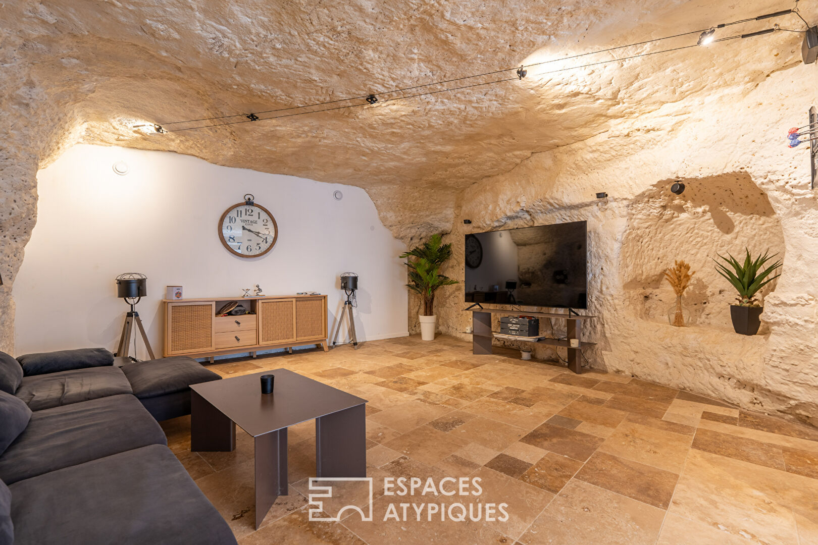 Cozy semi-troglodyte house in Vouvray