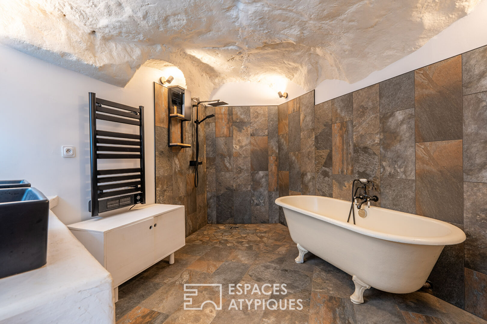 Cozy semi-troglodyte house in Vouvray