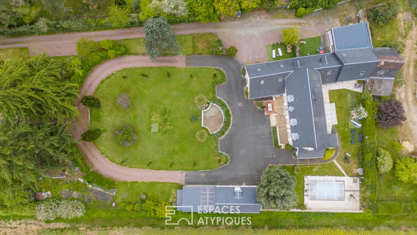 Demeure singulière avec chambres d&rsquo;hôtes et jardin paysagé à 15 minutes de Tours