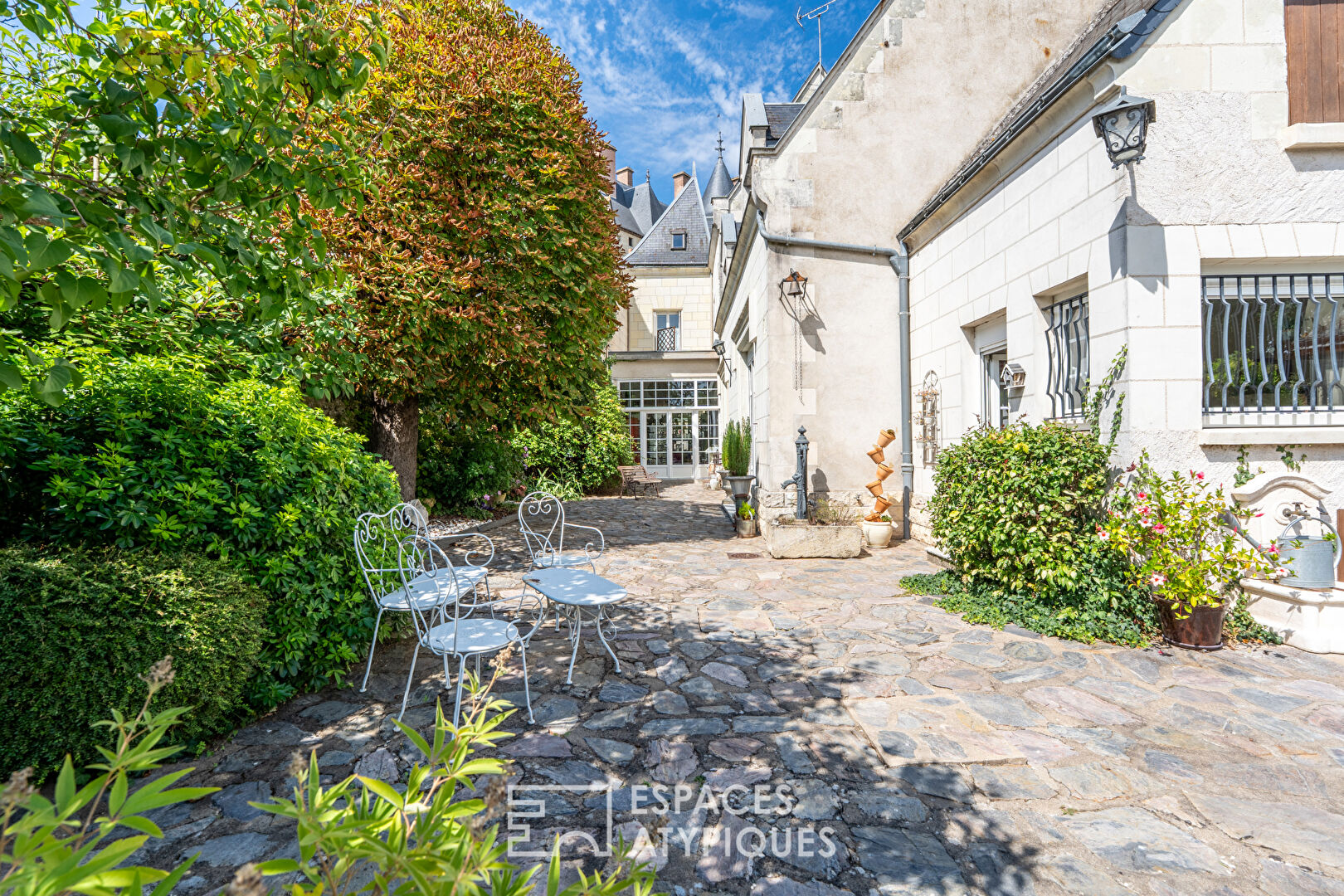 Propriété de caractère avec local commercial et chambres d’hôtes face au Château de Langeais