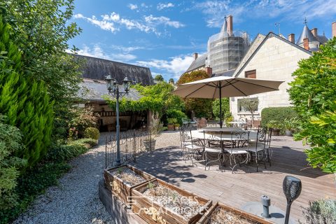 Propriété de caractère avec local commercial et chambres d&rsquo;hôtes face au Château de Langeais