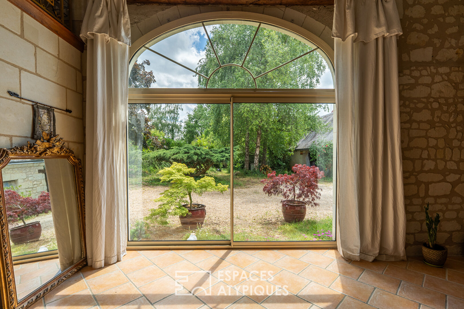 Longère de charme et jardin arboré