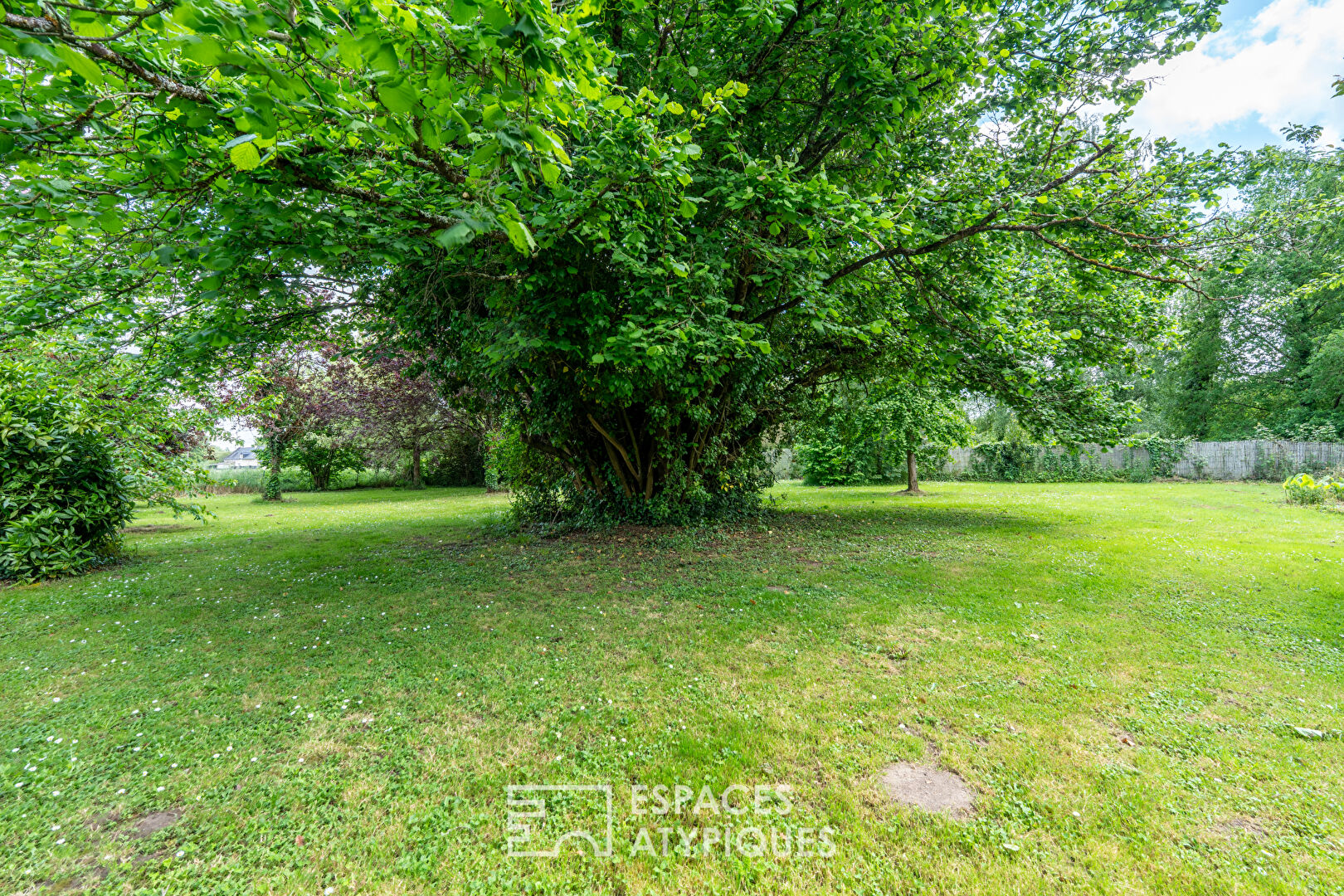 Longère de charme et jardin arboré