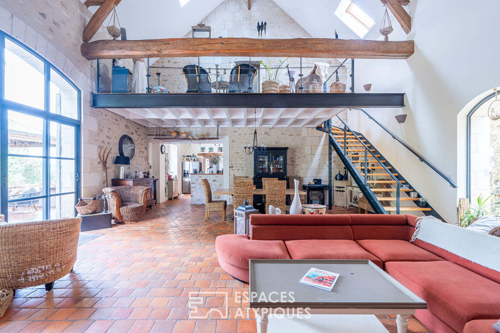 Ancienne grange rénovée avec piscine, caves et étang