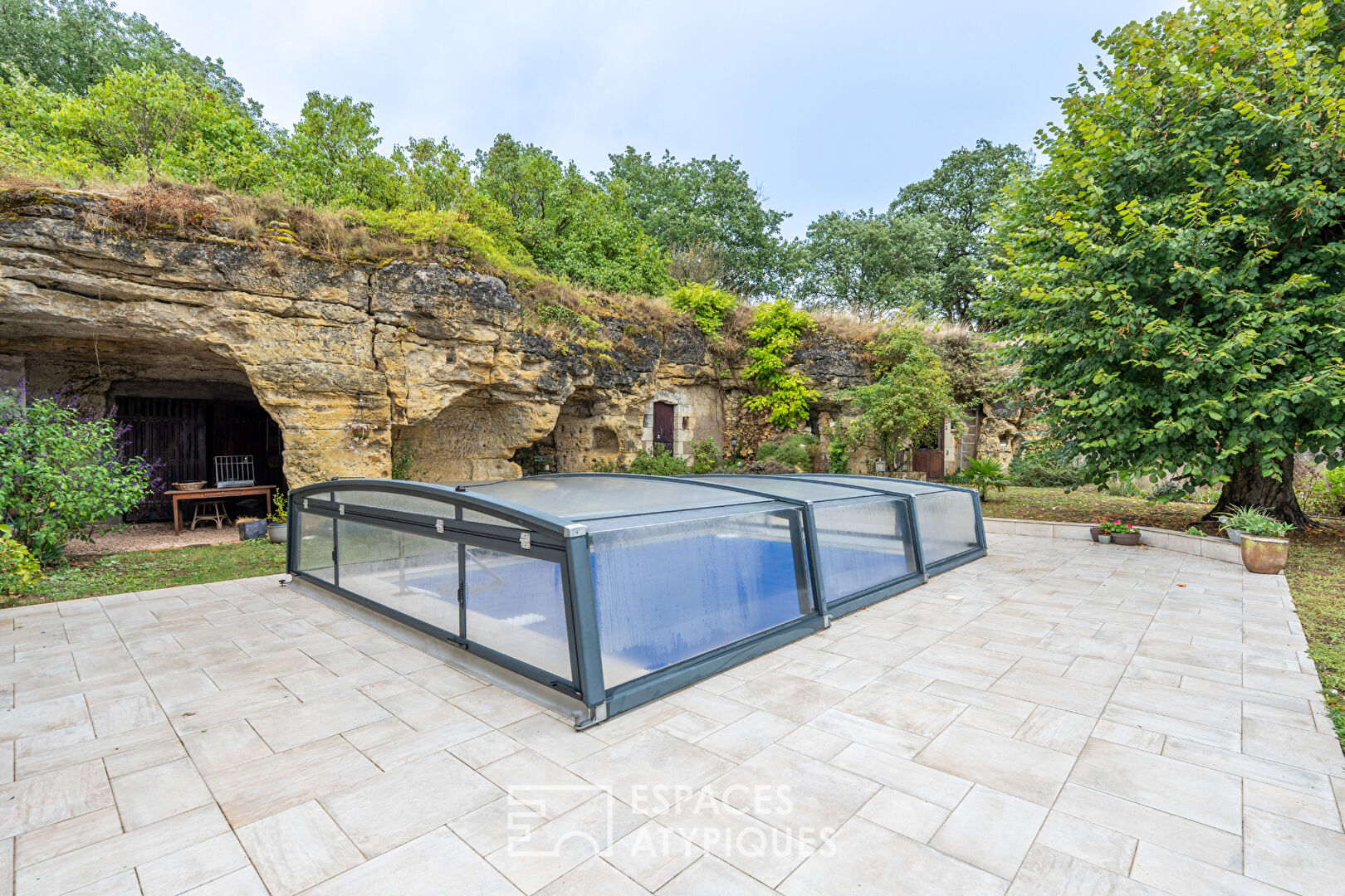 Ancienne grange rénovée avec piscine, caves et étang