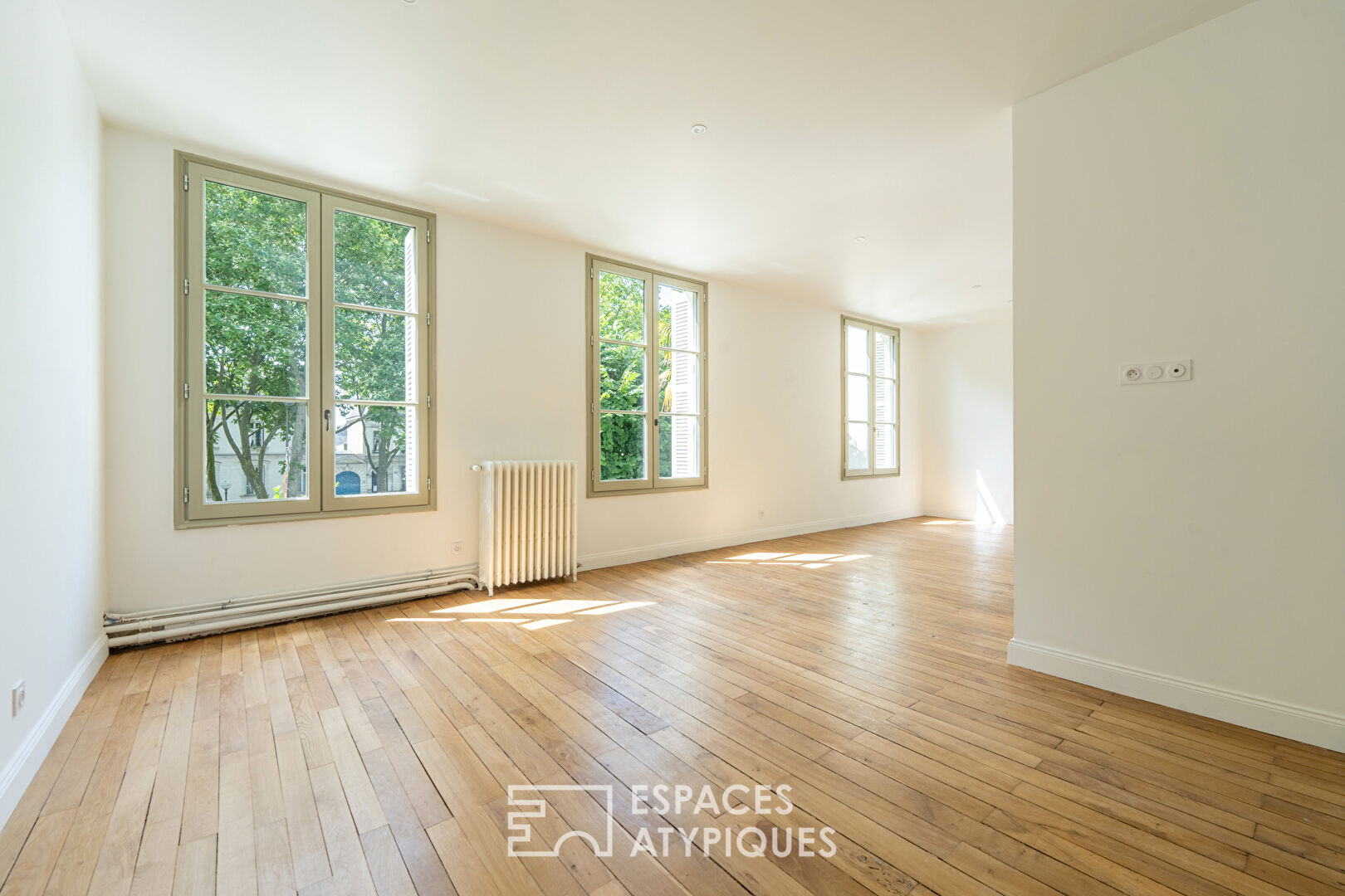 Hotel particulier d’exception avec cour et stationnement