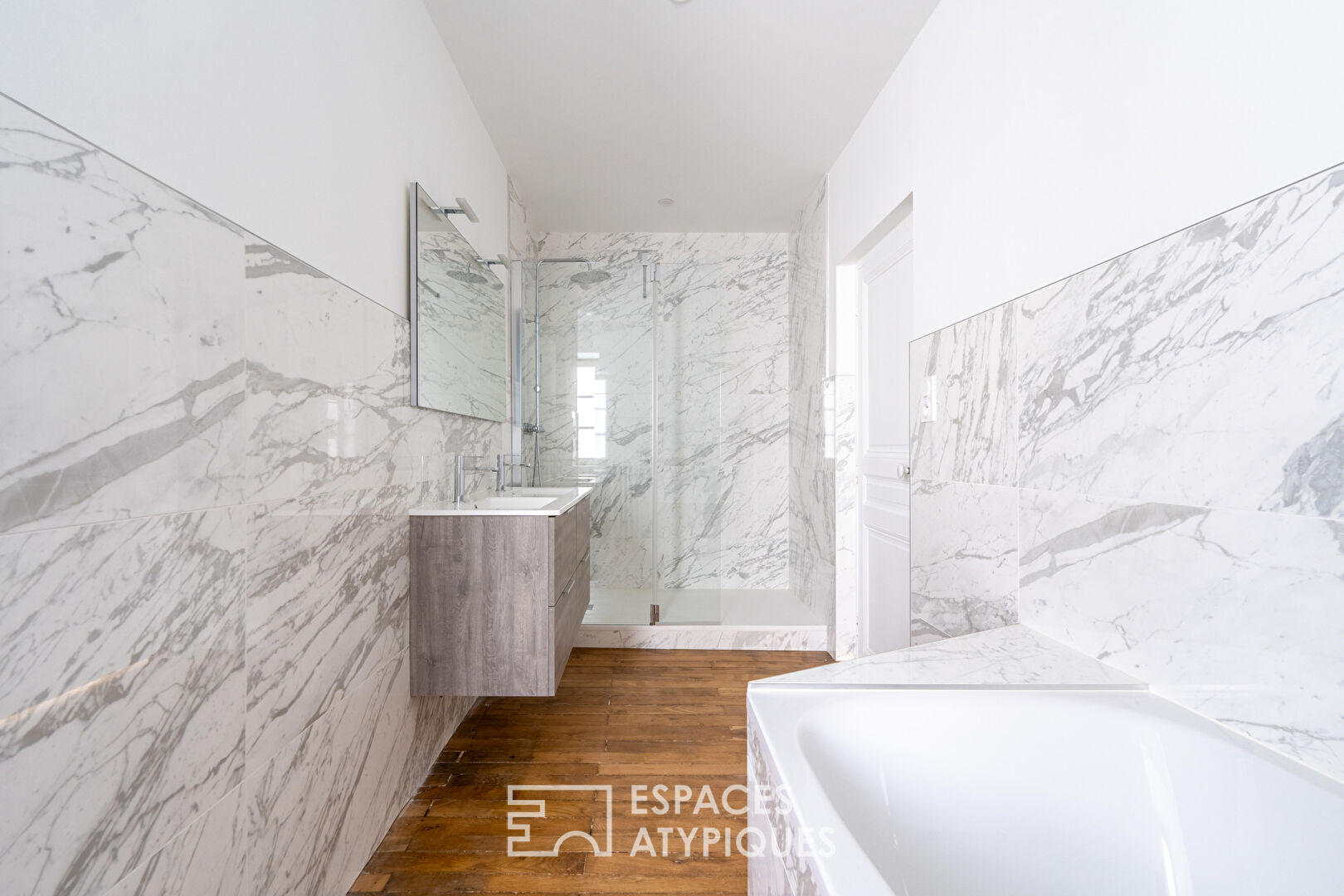 Hotel particulier d’exception avec cour et stationnement
