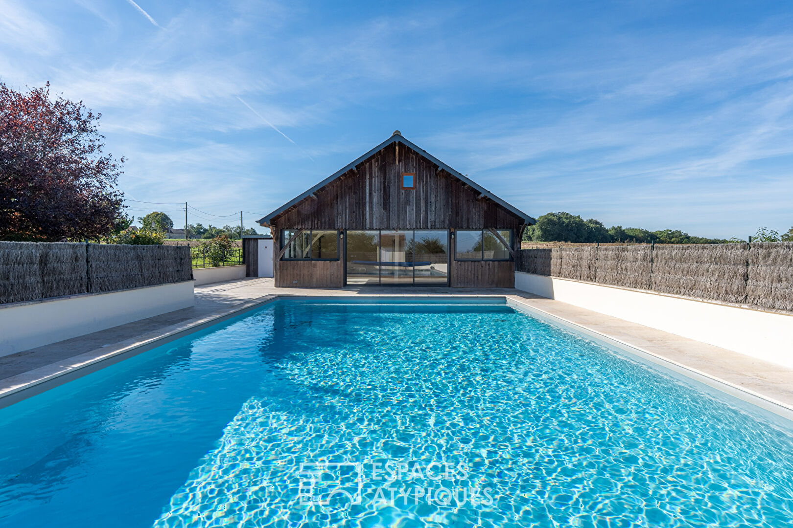 Ensemble de caractère avec dépendance et piscine