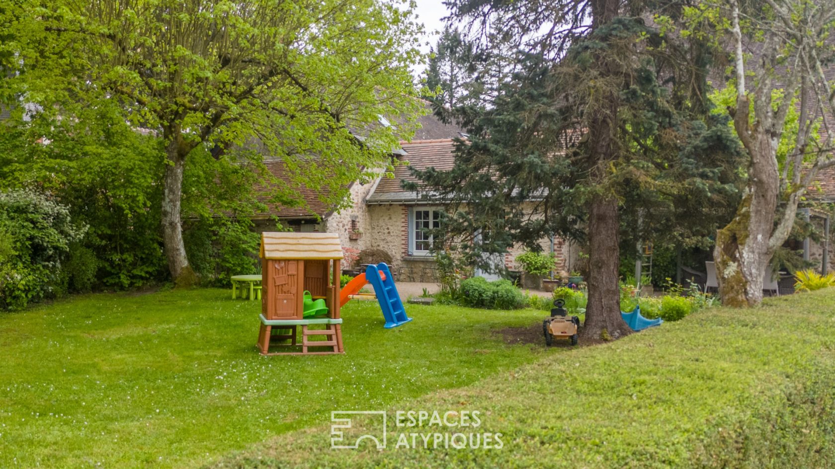 Demeure de charme dans son parc boisé