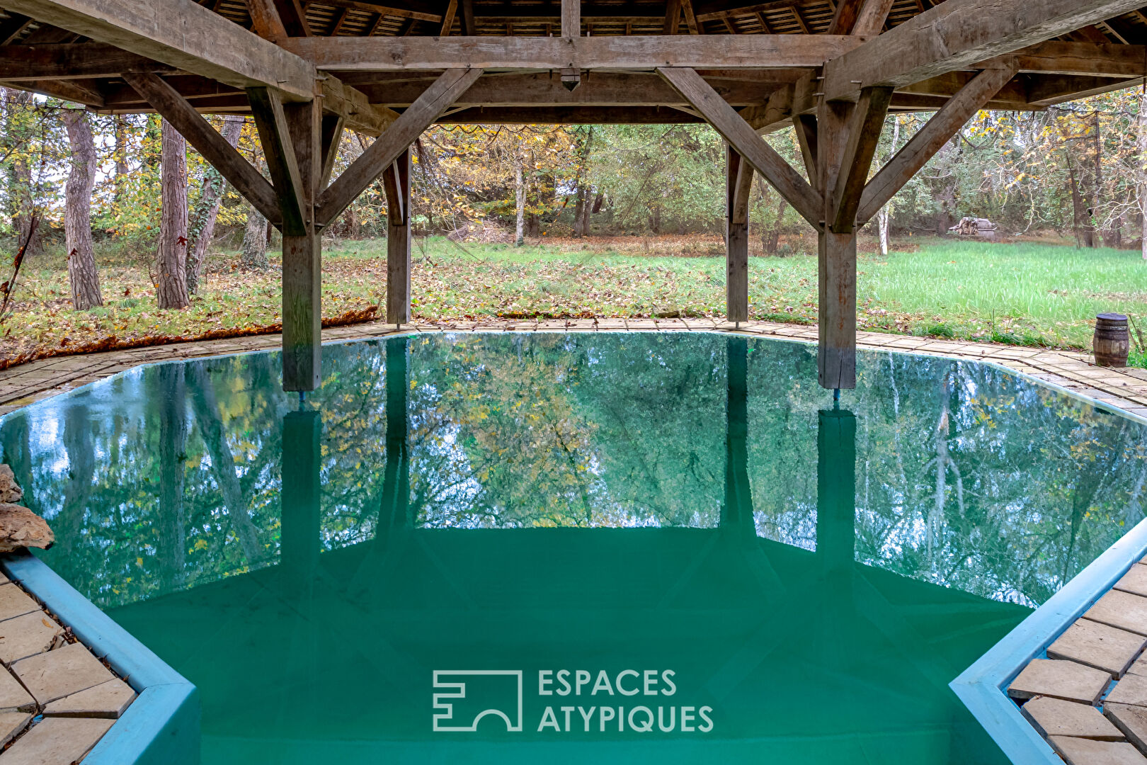 Longère rénovée avec dépendances et piscine