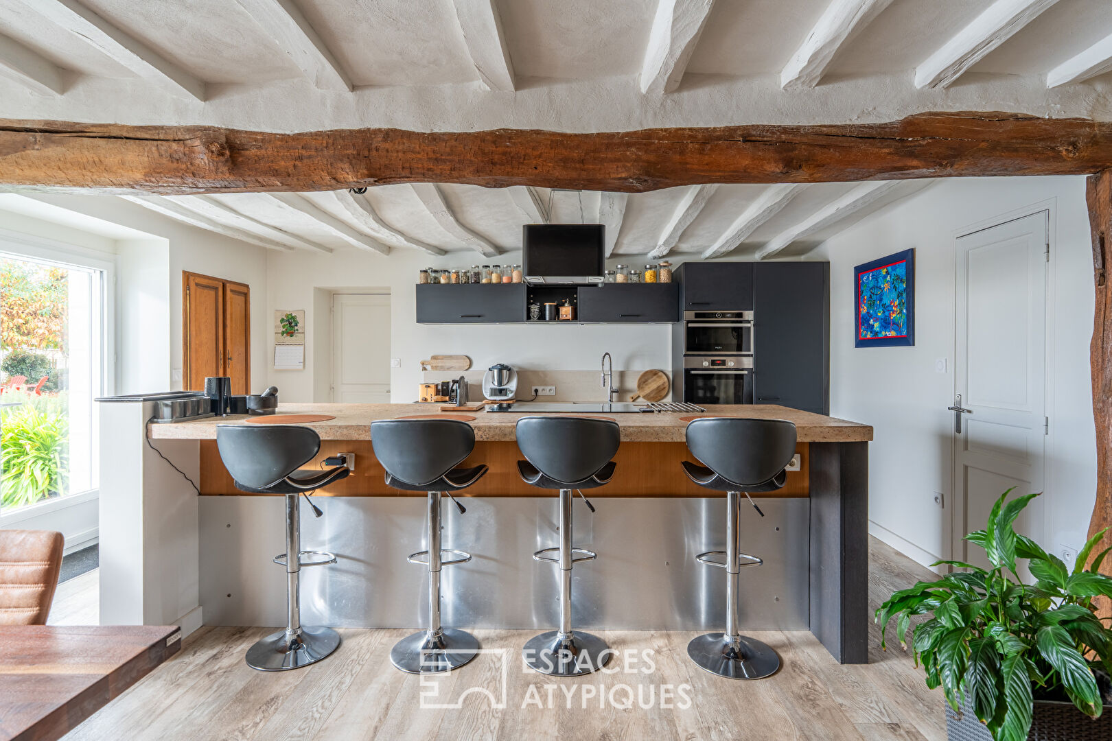 Longère avec piscine au milieu des vignes