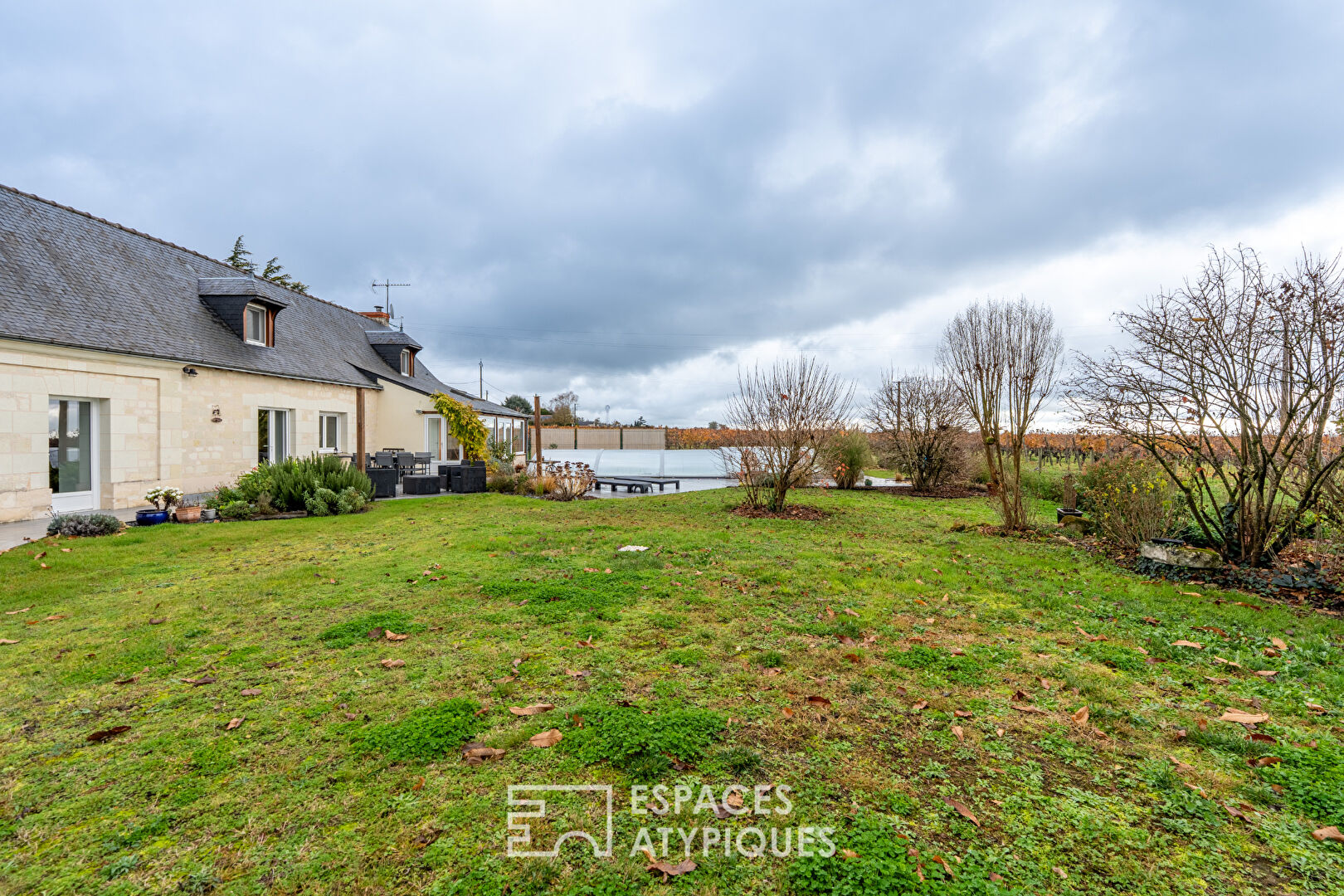 Longère avec piscine au milieu des vignes