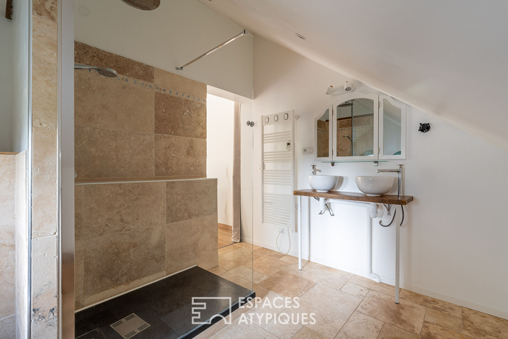 Propriété historique rénovée avec piscine naturelle