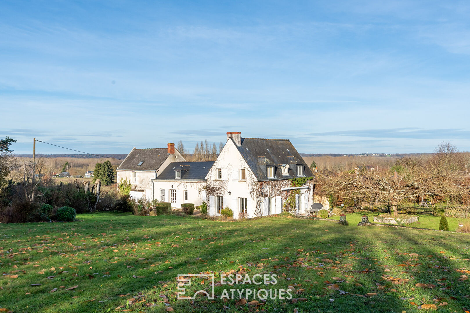 Demeure de caractère avec piscine entre vigne et bois