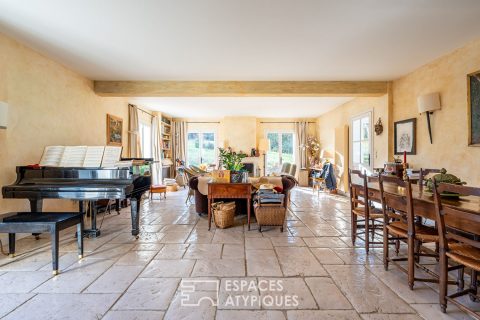 Demeure de caractère avec piscine entre vigne et bois