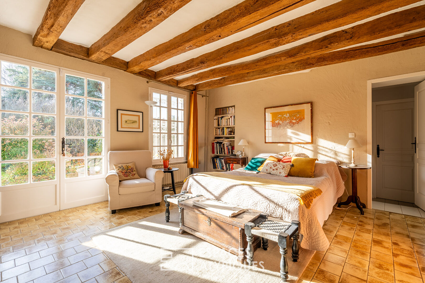Demeure de caractère avec piscine entre vigne et bois