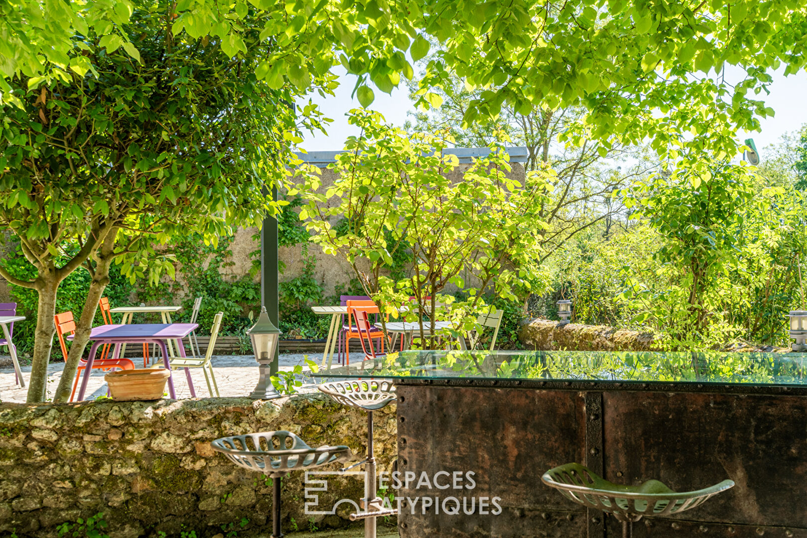 Restaurant troglodyte avec terrasse panoramique sur les vignes