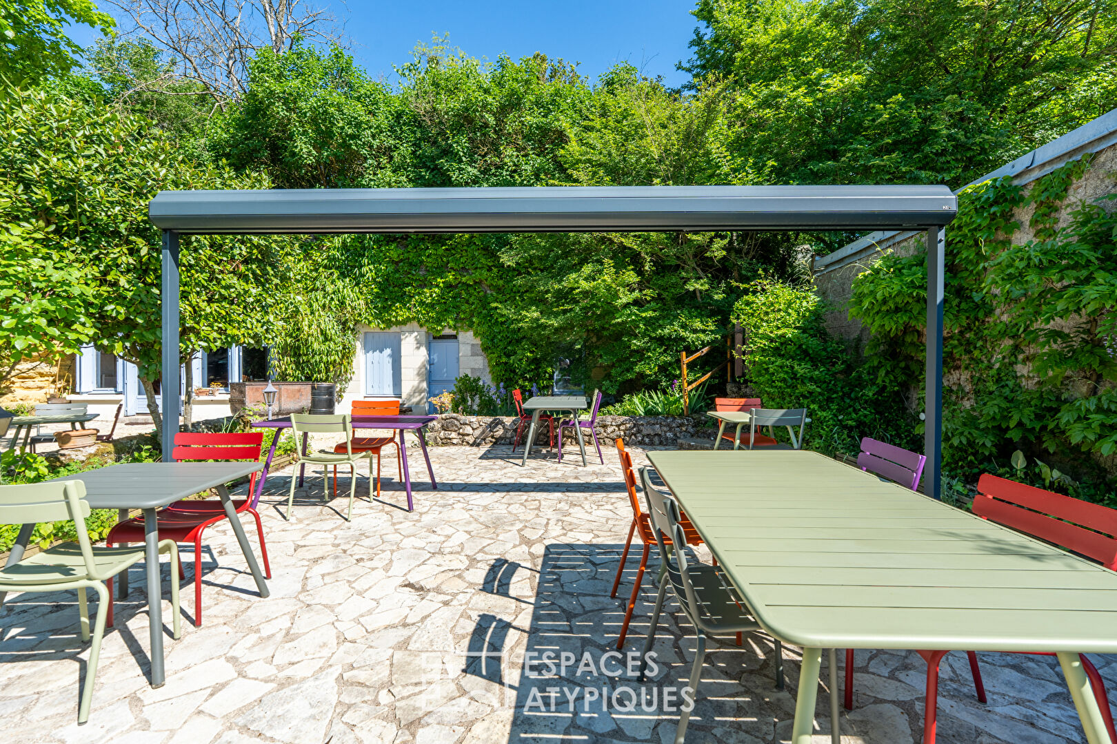 Restaurant troglodyte avec terrasse panoramique sur les vignes