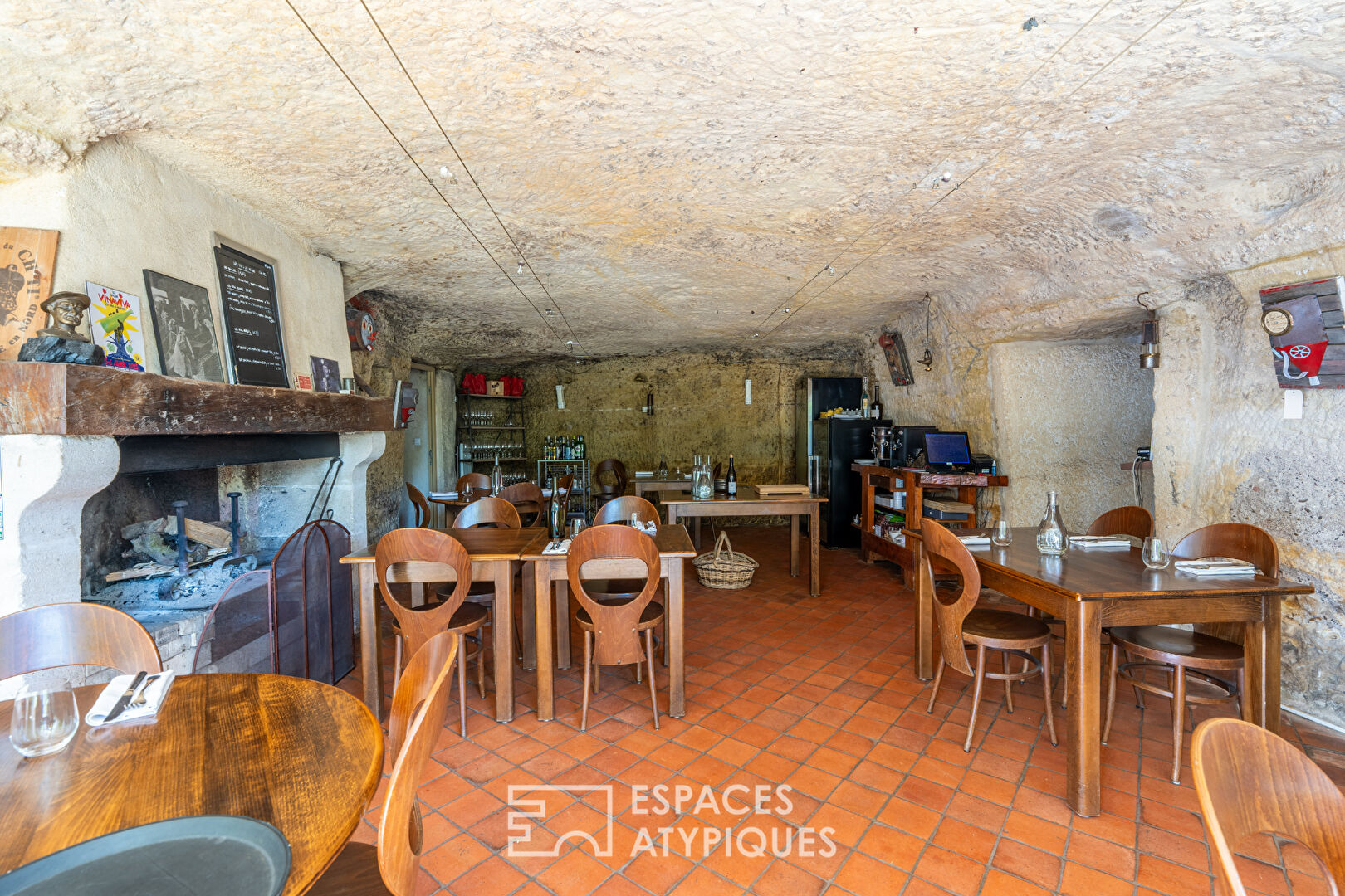 Restaurant troglodyte avec terrasse panoramique sur les vignes
