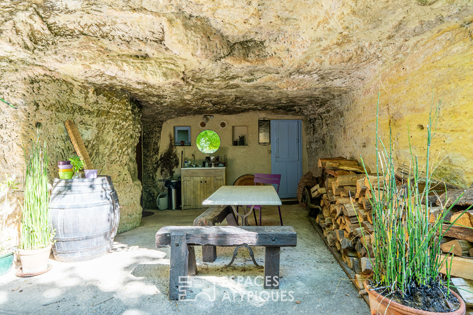 Restaurant troglodyte avec terrasse panoramique sur les vignes