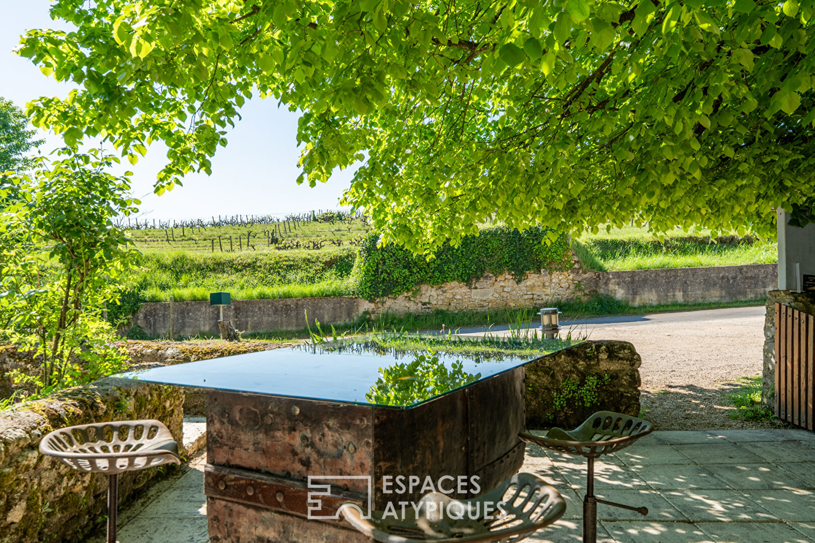 Restaurant troglodyte avec terrasse panoramique sur les vignes